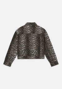 Skraćena jakna s uzorkom leopard u crnoj i smeđoj boji. Izrađena od mekog materijala s ovratnikom i dugmadima na rukavima.