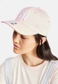 New Era Era Wmns League Ess 9Forty Neyyan Enrenr Bright Pink