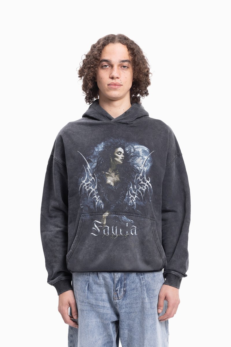 Felpa nera con cappuccio che presenta una stampa grafica di una donna dai lunghi capelli, con disegni intricati e una tasca frontale. Realizzata in tessuto morbido e testurizzato.