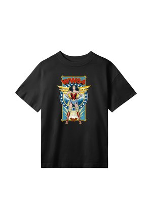 Sort t-shirt med farverig Wonder Woman 1984 grafik, der viser Wonder Woman i rustning med vinger og "WW84" tekst ovenfor.