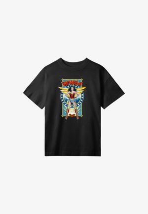 Sort t-shirt med farverig Wonder Woman 1984 grafik, der viser Wonder Woman i rustning med vinger og "WW84" tekst ovenfor.