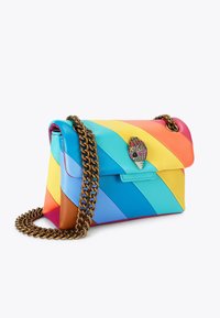 Multikleuren handtas met diagonale strepen in blauw, geel, roze en oranje, voorzien van een gouden kettingstrap en een decoratieve sluiting.
