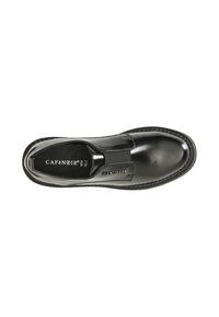 Zapato de charol negro con punta redondeada, paneles laterales elásticos y detalles cosidos a lo largo de la suela. El interior presenta el logotipo de la marca.
