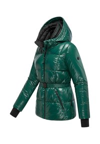 Groene glanzende pufferjack met een middelgrote taille, een capuchon en zwarte voering. Beschikt over ritszakken en contrasterende zwarte manchetten.