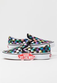 Baskets Vans slip-on avec motif damier multicolore irisé, semelles blanches et étiquette logo rouge « Vans Off The Wall ».