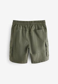 Pantaloni cargo verde oliva con vita elasticizzata, tasche laterali e un design pulito con una texture liscia.