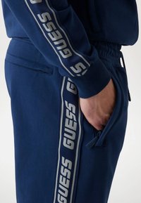 Guess JOGGING - Tracksuit bottoms - dunkelblau