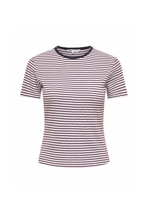 Biały t-shirt z krótkim rękawem, z cienkimi poziomymi bordowymi paskami i czarnym prążkowanym okrągłym dekoltem.