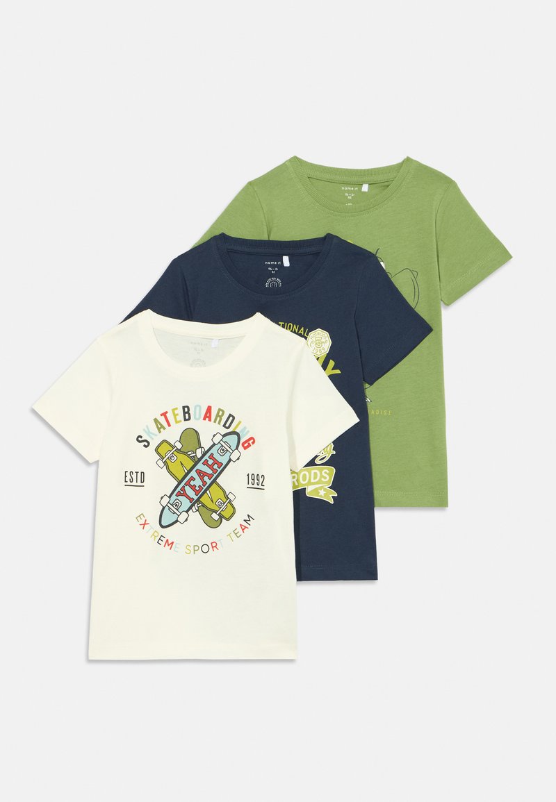 Zestaw trzech bawełnianych koszulek t-shirt: biała z grafiką deskorolki, granatowa z logo, zielona z prostym rysunkiem. Okrągły dekolt, krótkie rękawy.