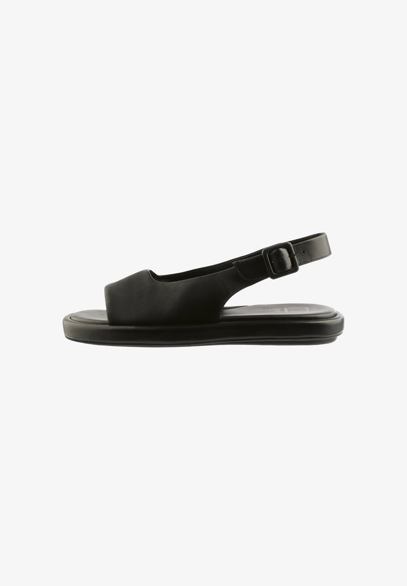 Zwarte open teen slingback sandaal met gevoerde zool en verstelbare gespsluiting, ontworpen voor comfort en casual gebruik.