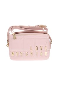 Borsa a tracolla rosa trapuntata con lettere "LOVE MOSCHINO" in tono oro, chiusura a zip e tracolla regolabile. Materiale in vinile liscio con finitura lucida.