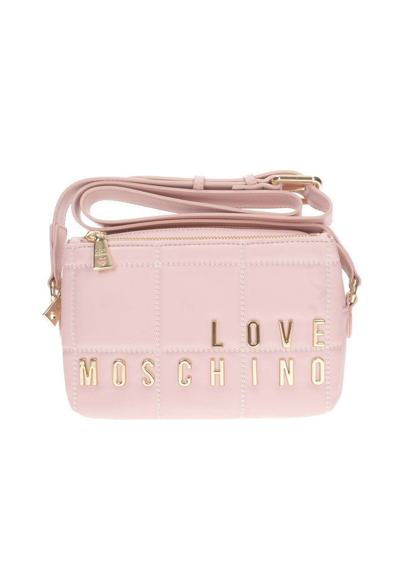 Borsa a tracolla rosa trapuntata con lettere "LOVE MOSCHINO" in tono oro, chiusura a zip e tracolla regolabile. Materiale in vinile liscio con finitura lucida.