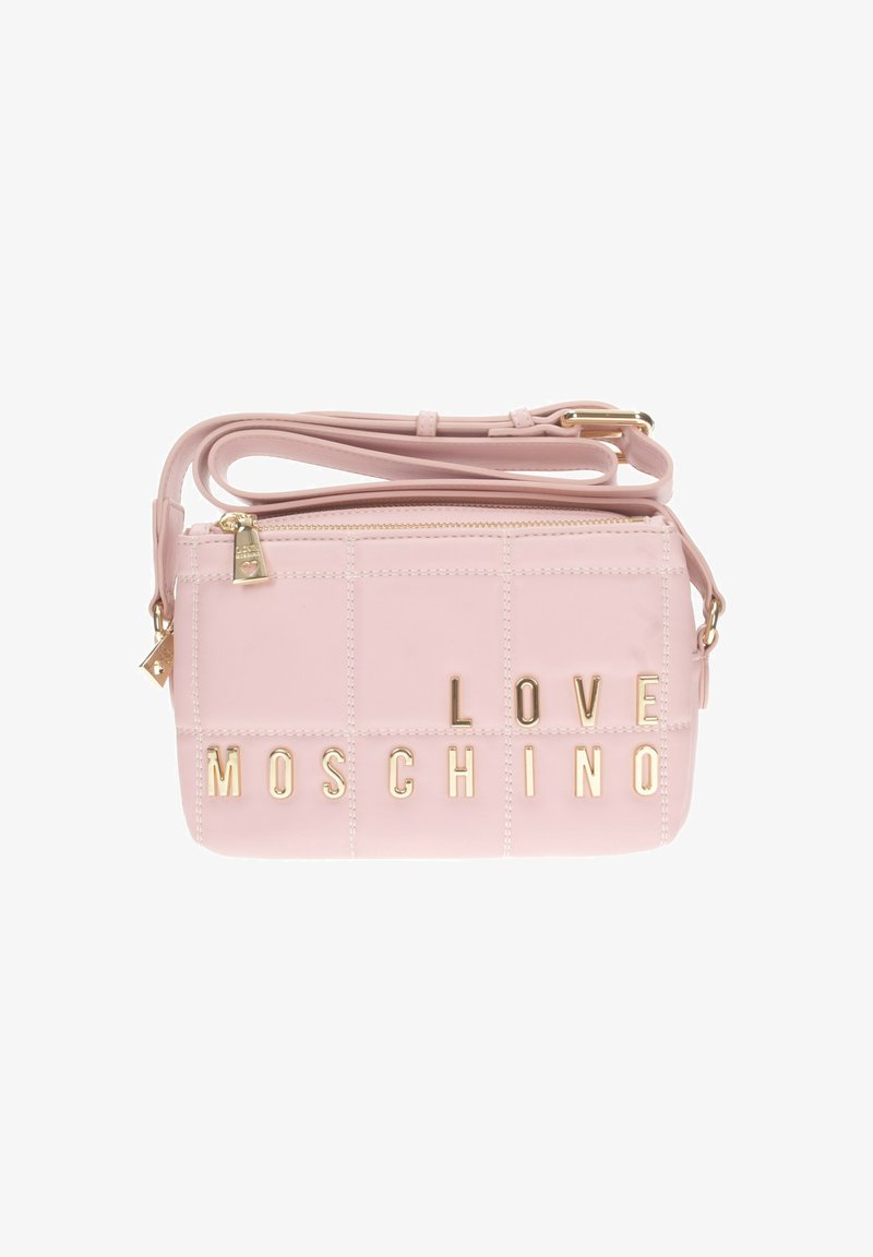 Borsa a tracolla rosa trapuntata con lettere "LOVE MOSCHINO" in tono oro, chiusura a zip e tracolla regolabile. Materiale in vinile liscio con finitura lucida.