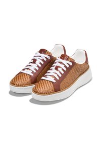 Braune geflochtene Sneakers mit Lederelementen, weißen Schnürsenkeln und einer weißen Plattformsohle. Texturiertes Obermaterial mit kontrastierenden glatten Lederelementen.