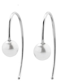 Silberne Creolen mit einem gewölbten Design und einem weißen Perlenakzent am Boden. Glatte Textur mit polierter Oberfläche.