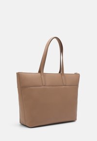Braune Kunstleder-Tasche mit zwei stabilen Tragriemen, einem Reißverschluss und einer glatten Textur. Verfügt über ein minimalistisches Design und einen flachen Boden.