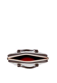 Rektangulær håndtaske med en textureret hvid stofoverflade, brune læderdetaljer, to lynlåse øverst og en livlig rød indvendig foring.