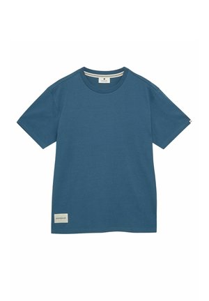 Blauw T-shirt met korte mouwen en ronde hals met een kleine rechthoekige logopatch vlak bij de zoom aan de linkerzijde.