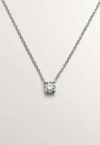 Collar de cadena de plata con un colgante de gema transparente y redonda asegurado por cuatro garras. La cadena tiene un diseño delicado y entrelazado.