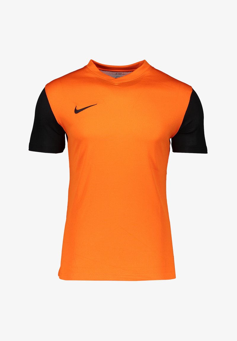 Oranges kurzärmliges Sportshirt mit schwarzen Ärmeln und einem V-Ausschnitt. Es verfügt über einen strukturierten Stoff und ein kleines schwarzes Logo auf der Brust.
