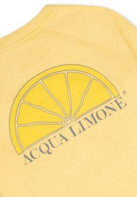 Gul sweatshirt med en grafik av en citronskiva och texten "ACQUA LIMONE" i grått. Mjukt tyg med rund hals och sydda axeldetaljer.