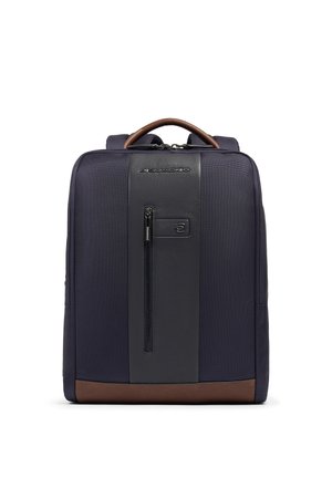Marineblauwe en bruine rugzak met verticale voorzak met rits, leren accenten en een bovenhandvat, ontworpen voor professioneel gebruik of reizen.
