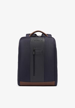 Zaino blu navy e marrone con tasca frontale verticale con cerniera, dettagli in pelle e manico superiore, progettato per uso professionale o da viaggio.