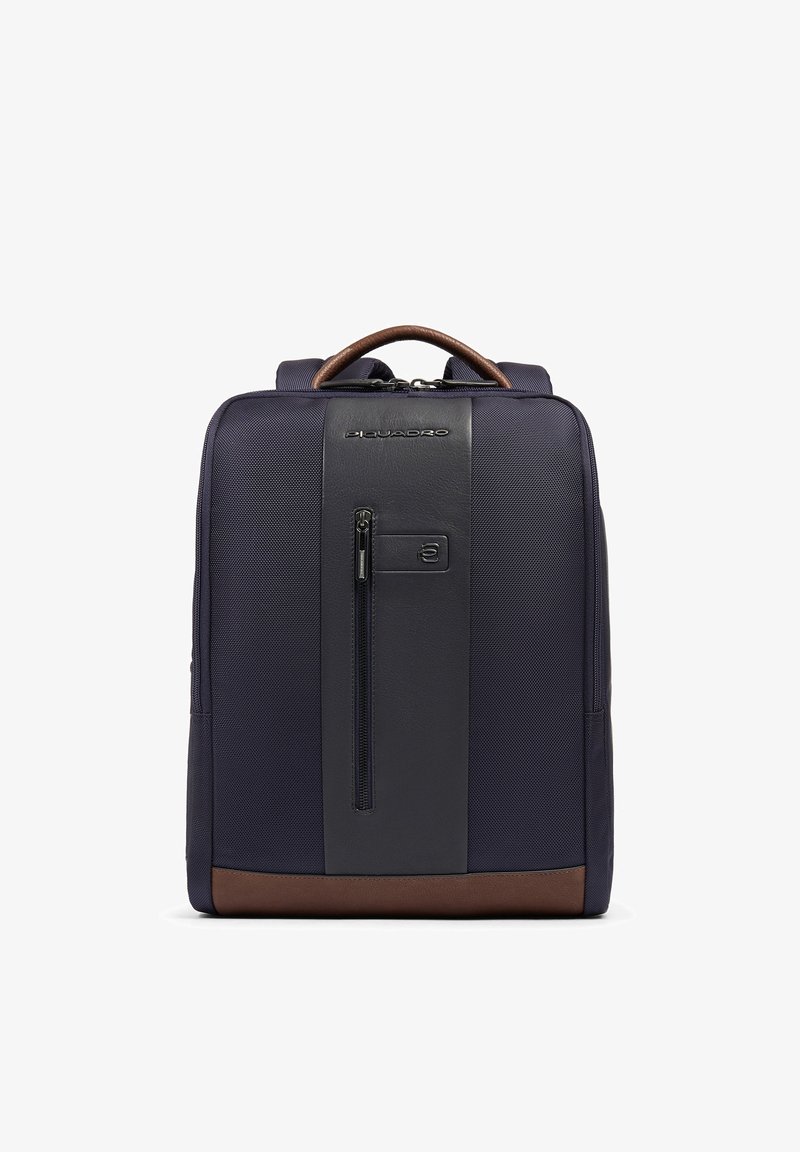 Sac à dos bleu marine et marron avec une poche zippée verticale à l'avant, des accents en cuir et une poignée supérieure, conçu pour un usage professionnel ou de voyage.