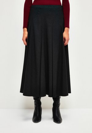 Zwarte gestreepte A-lijn rok, knielang, van een wollen mix, met een strakke tailleband en vloeiende plooien. Gecombineerd met stijlvolle zwarte laarzen.
