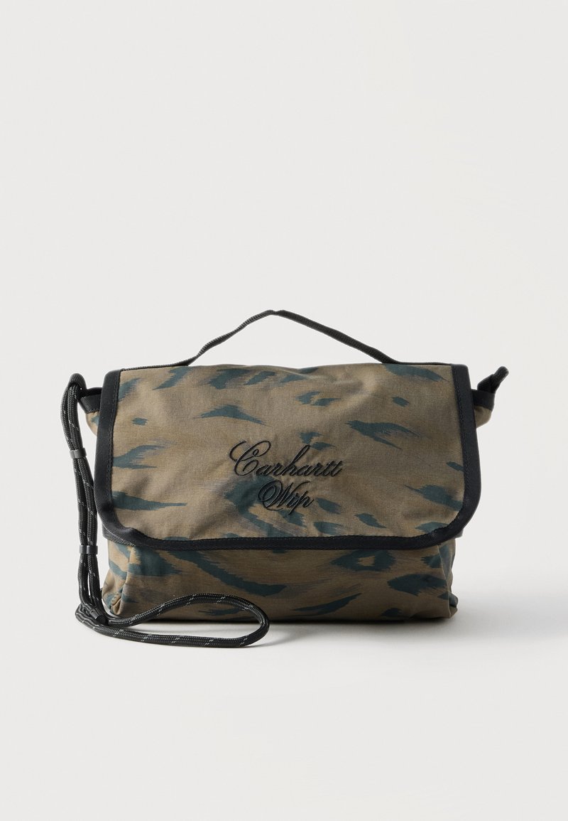 Bolso de hombro rectangular con estampado de camuflaje, ribete negro, asa superior, correa de cuerda y "Carhartt Wip" bordado en la solapa frontal.