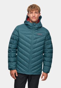 Turkusowa kurtka puchowa z przeszyciami w kształcie zygzaków, z zamkiem błyskawicznym i regulowanym kapturem. Posiada czerwoną podszewkę i logo na klatce piersiowej.