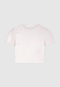 Przycięta, jasnoróżowa koszulka z krótkim rękawem, charakteryzująca się gładką fakturą oraz rozproszonymi metalicznymi kropkami na przodzie.