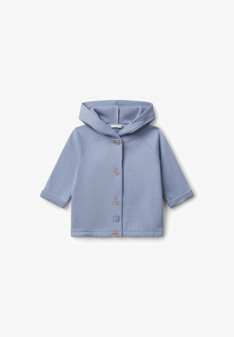 Zachte lichtblauwe babyjas met lange mouwen, capuchon en vier houten knopen aan de voorkant, weergegeven op een witte achtergrond.
