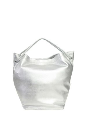 Sac cabas en cuir argenté avec double anses et logo subtilement embossé sur le devant, sur fond blanc.