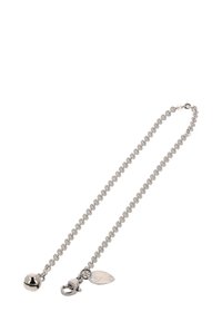 Hopeaketju, jossa on pyöreä kello ja lehden muotoinen riipus. Silkkinen, kiillotettu metalli yksinkertaisella, linkitetyllä suunnittelulla.