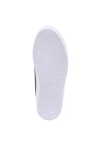 Semelle de sneaker noire Calvin Klein, en caoutchouc texturé blanc avec un logo subtil, forme arrondie et semelle à rayures pour une meilleure traction.