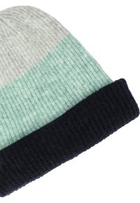 Stickad mössa med ljusgrå, mintgrön och marinblå färgblockdesign; ribbad textur med uppvikt kant.