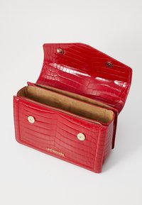 Love Moschino CHAIN DETAIL CROCO - Borsa a tracolla - rosso