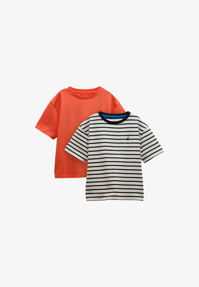 Deux t-shirts à manches courtes, l'un orange uni et l'autre blanc avec des rayures horizontales noires et un petit logo noir sur la poitrine.