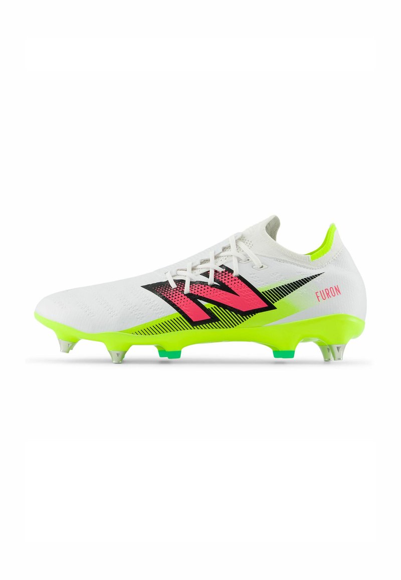 Weiße Fußballschuhe mit neongrüner Sohle, pinkem und schwarzem "N"-Logo sowie dem Schriftzug "Furon" an der Seite, entworfen für festen Boden.