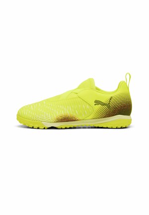 Chaussure de sport jaune citron avec une tige texturée, une sangle élastique et une semelle en caoutchouc avec un motif ondulé en accents orange et rouge.