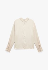 Blusa de manga larga en satén beige claro con un collar clásico, puños abotonados y una textura suave; cuenta con una costura central en la parte posterior.