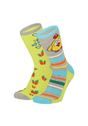 Zwei bunte Socken: eine gelb mit orangenen Karotten und einem blauen Hasen, die andere grau mit einem gelben Vogel und mehrfarbigen Streifen.