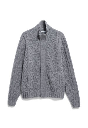 Grauer Strickcardigan mit Kabel- und Rautenmuster, Rippbündchen und -saum, Fronttaschen und hohem Kragen, flach auf einem weißen Hintergrund ausgelegt.