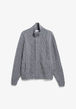 Grijze gebreide cardigan met kabel- en diamantpatronen, geribde manchetten en zoom, voorzakken en een hoge kraag, plat gelegd op een witte achtergrond.