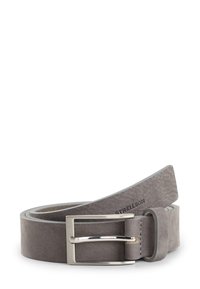Ceinture en cuir suédé gris enroulée avec une boucle rectangulaire en argent et une passant de ceinture cousue sur fond blanc.