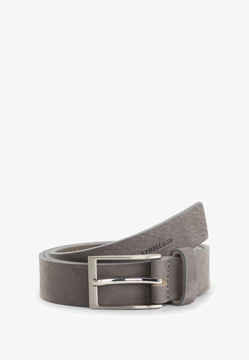 Ceinture en cuir suédé gris enroulée avec une boucle rectangulaire en argent et une passant de ceinture cousue sur fond blanc.
