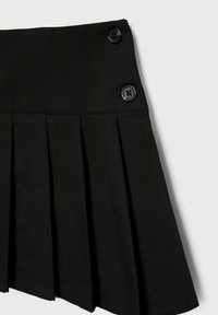 Jupe plissée noire avec une texture lisse, deux accents de boutons noirs à la taille et une coupe droite.