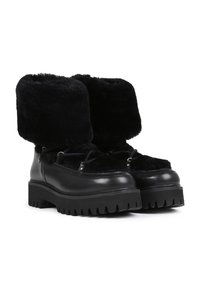 Botas negras con parte superior de piel sintética, que cuentan con un collar acolchado, base de cuero, diseño de cordones y suela de goma gruesa y resistente.
