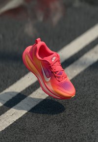 Nike Performance VOMERO 18 SE - Laufschuh Straße - ember glow/washed coral/sweet beet/marakesh